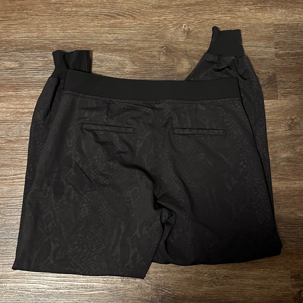 Lululemon Black Party Pant Jogger Snake Print Fits Size 6 - Picture 4 of 4